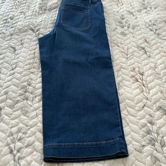 Talbots wide leg capri denim.  Wore once or twice🥰. Size 14 Soft denim - Picture 3 of 3